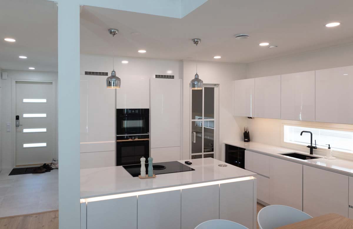 Simmetria luminosa dalla cucina verso il corridoio. LedStore.fi